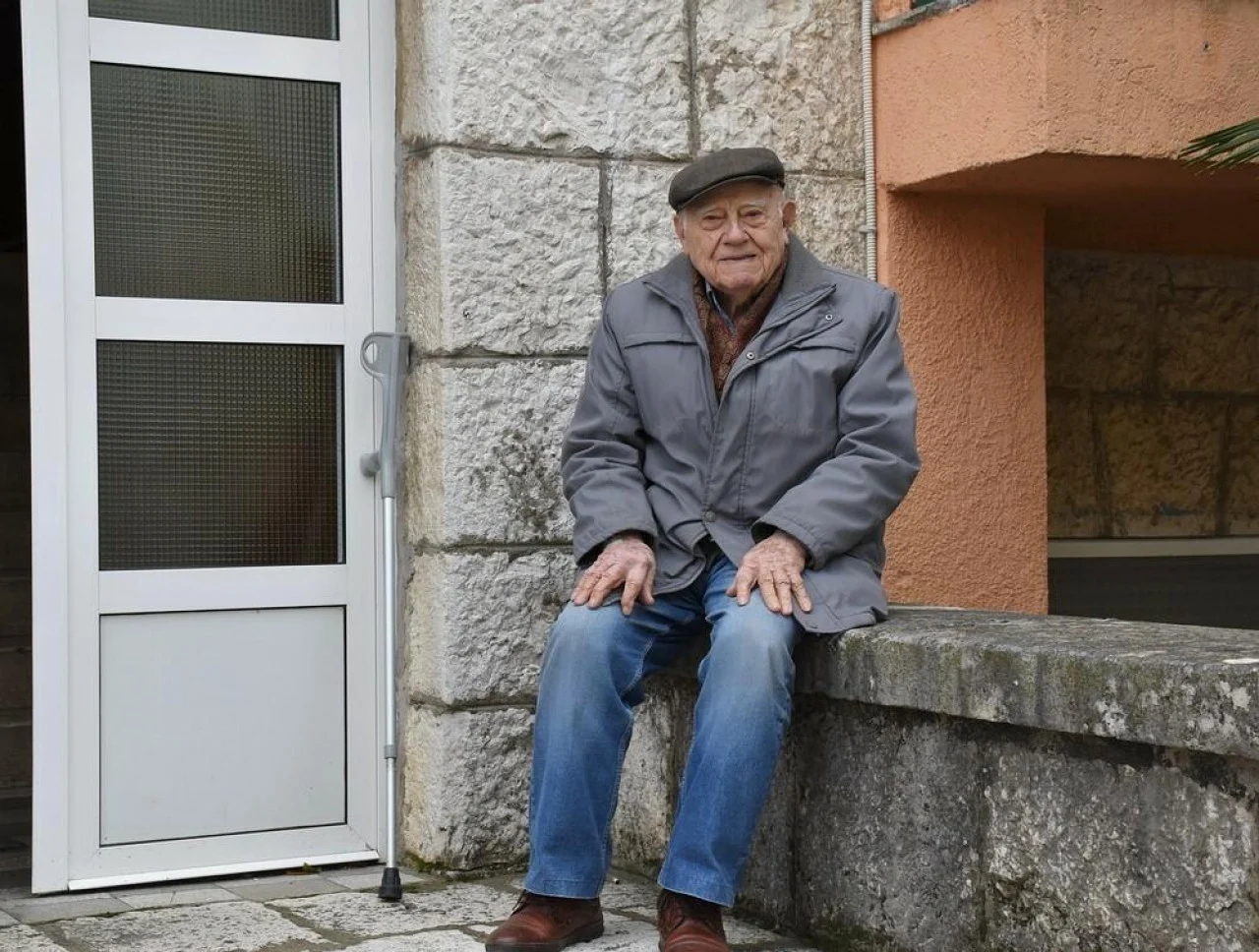 Ivo Karamatić ispred ulaza u nekadašnju poslovnicu Narodne banke u Pločama 

Foto: Ante Šunjić